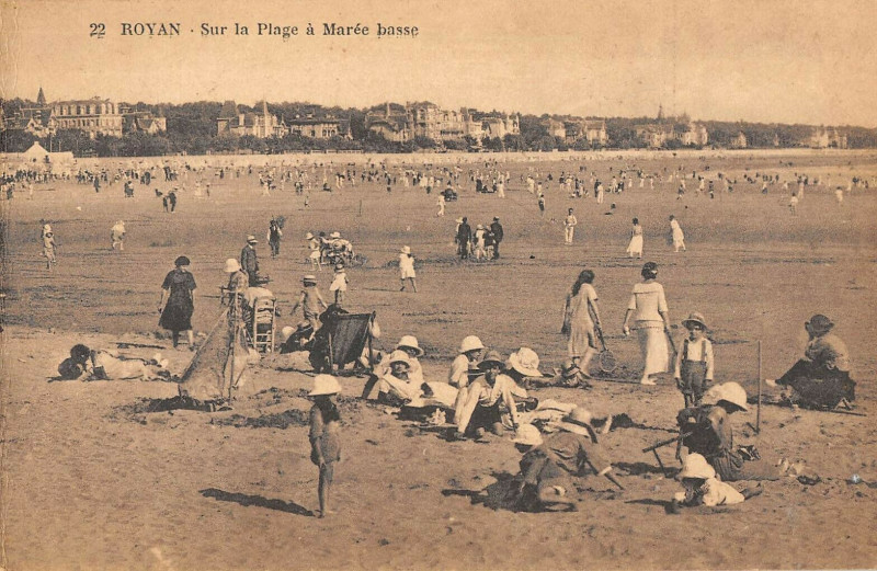 Carte postale ancienne Royan Sur La Plage A Maree Basse à Royan