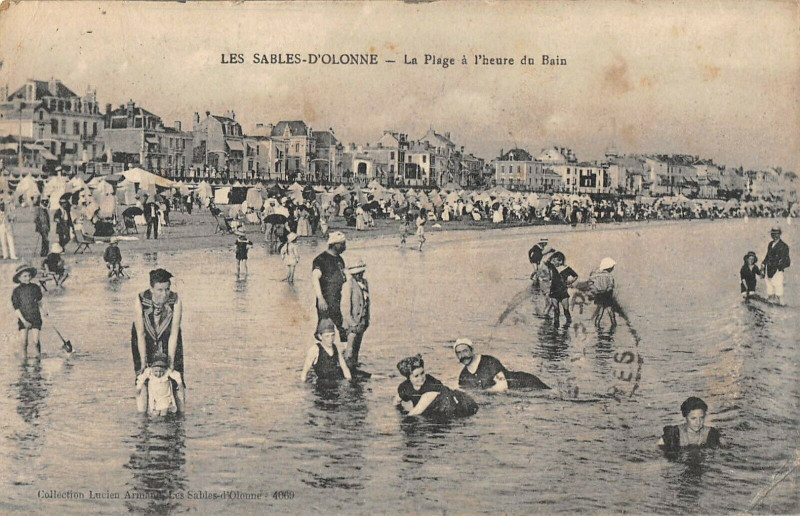 Carte postale ancienne Les Sables D'Olonnes La Plage A L'Heure Du Bain aux Sables-d'Olonne