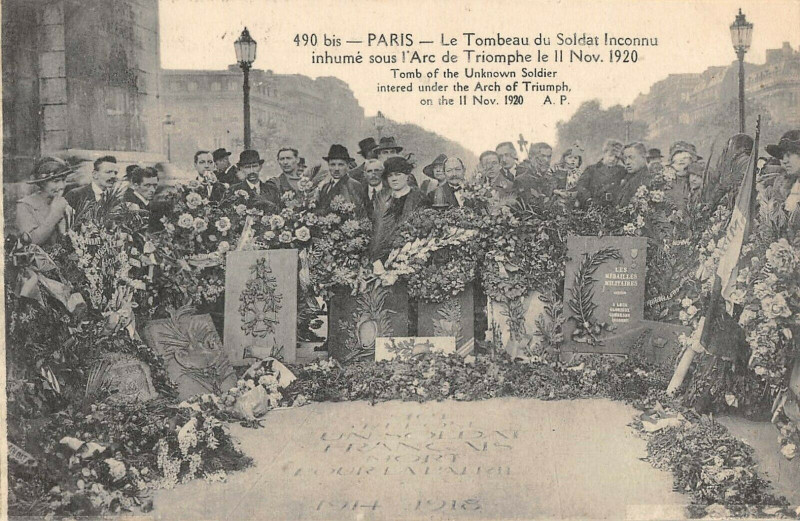 Carte postale ancienne Le Tombeau du Soldat Inconnu inhumé sous l'Arc de Triomphe le 11 Novembre 1920 à Paris 16e
