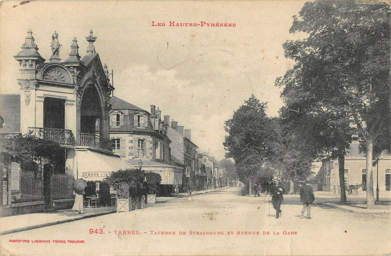 Carte postale ancienne Tarbes Taverne De Strasbourg Et Avenue De La Gare à Tarbes