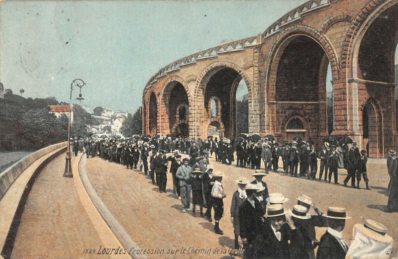 Carte postale ancienne Procession sur le Chemin de la Grotte à Lourdes