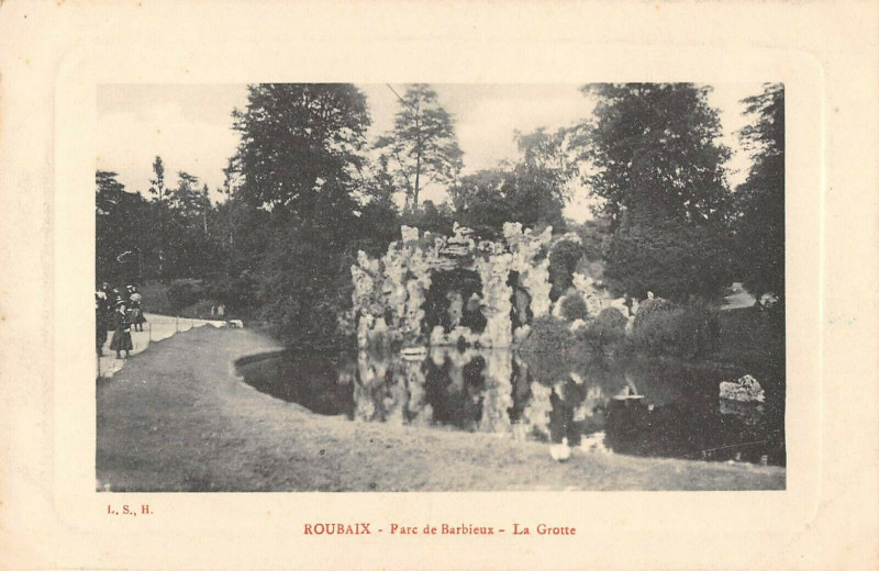 Carte postale ancienne Roubaix Parc De Barbieux La Grotte à Roubaix