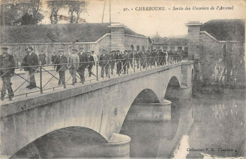 Carte postale ancienne Cherbougr Sortie Des Ouvriers De L'Arsenal
