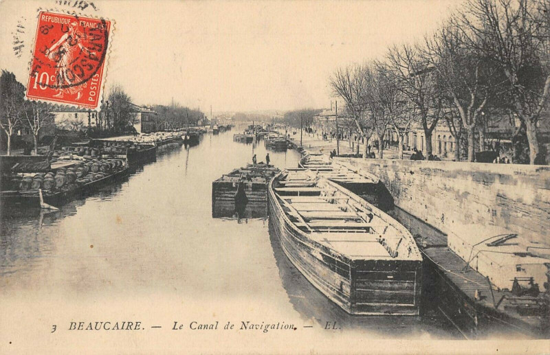 Carte postale ancienne Beaucaire Le Canal De Navigation à Beaucaire