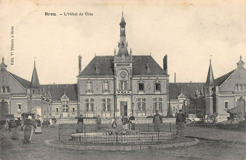 Carte postale ancienne Brou Hotel De Ville à Brou