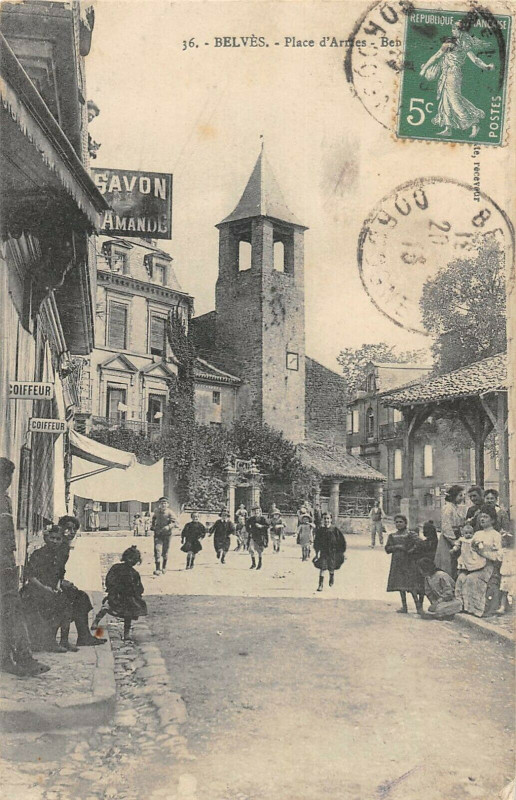 Carte postale ancienne Belves Place D'Armes Beffroi
