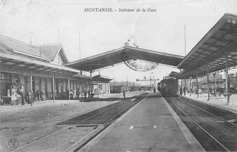 Carte postale ancienne Montargis Interieur De La Gare (Train à Montargis