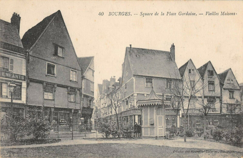 Carte postale ancienne Bourges Square De La Place Gordaine à Bourges