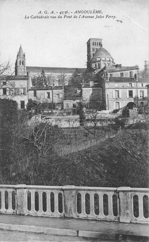 Carte postale ancienne Angouleme La Cathedrale Vue Du Pont De L'Avenue Jules Ferry à Angoulême