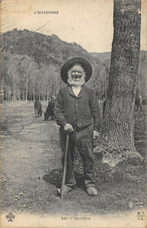 Carte postale ancienne Auvergne Un Patre