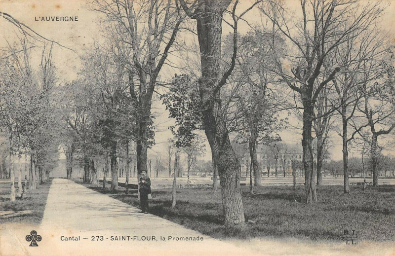 Carte postale ancienne Saint Flour La Promenade à Saint-Flour
