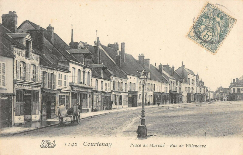 Carte postale ancienne Courtenay Place Du Marche Rue De Villeneuve à Courtenay