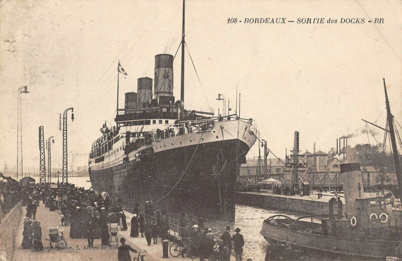 Carte postale ancienne Bordeaux Sortie Des Docks à Bordeaux