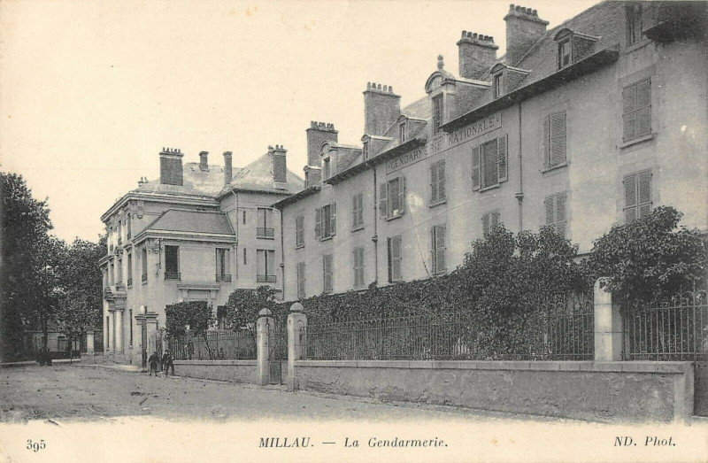 Carte postale ancienne Millau La Gendarmerie à Millau