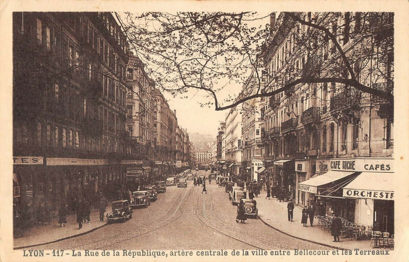 Carte postale ancienne Lyon La Rue De La Republique Artere Centrale De La Ville Bellecour Terrea à Lyon