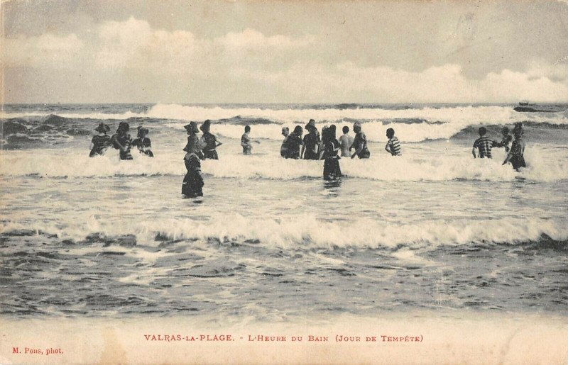 Carte postale ancienne Valras La Plage L'Heure Du Bain Jour De Tempete