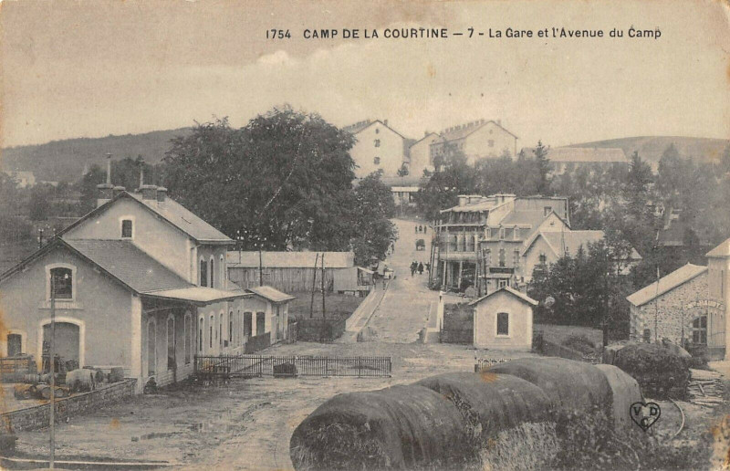 Carte postale ancienne Camp De La Courtine La Gare Et Avenue Du Camp à La Courtine