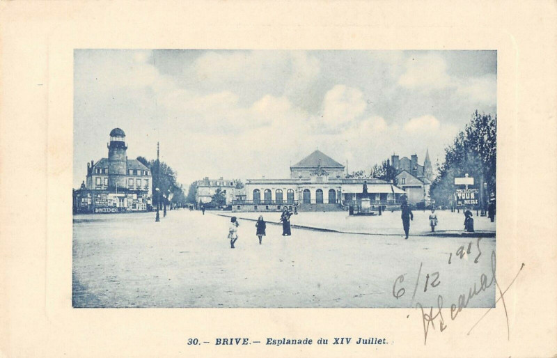 Carte postale ancienne Brive Esplanade Du Xiv Juillet