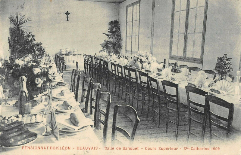 Carte postale ancienne Beauvais Pensionnat Boisleon Salle De Banquet Cours Superieur 1909 à Beauvais