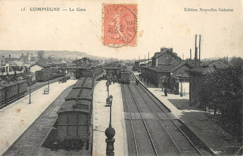 Carte postale ancienne Compiegne La Gare (Train à Compiègne