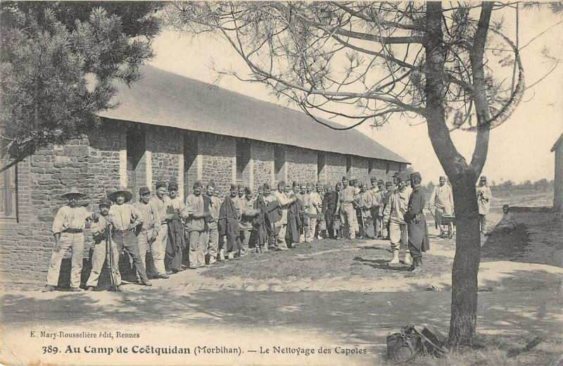 Carte postale ancienne Au Camp De Coetquidan Le Nettoyage Des Capotes
