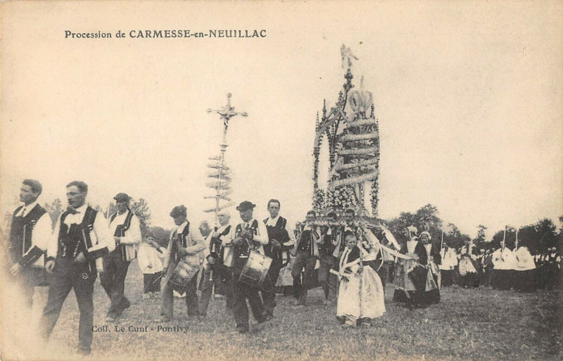 Carte postale ancienne Procession De Carmesse En Neuillac