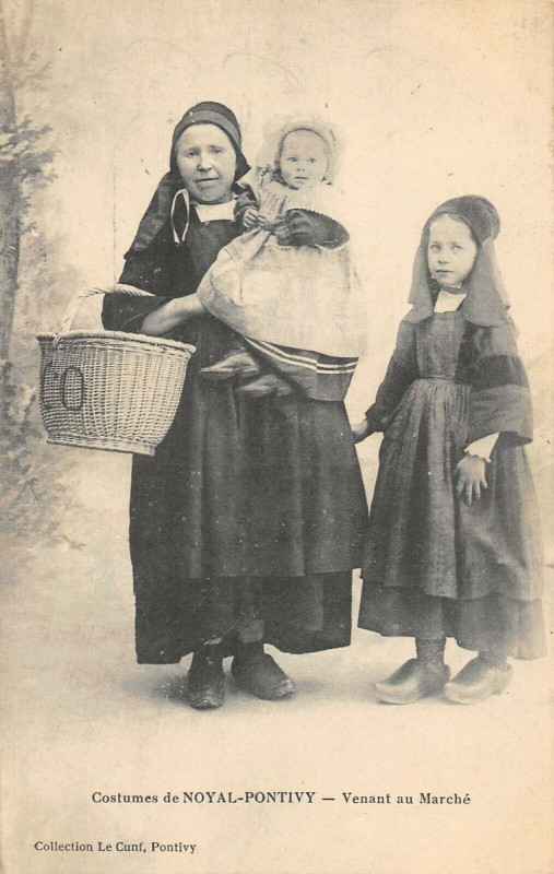 Carte postale ancienne Costumes De Noyal Pontivy Venant Au Marche à Pontivy