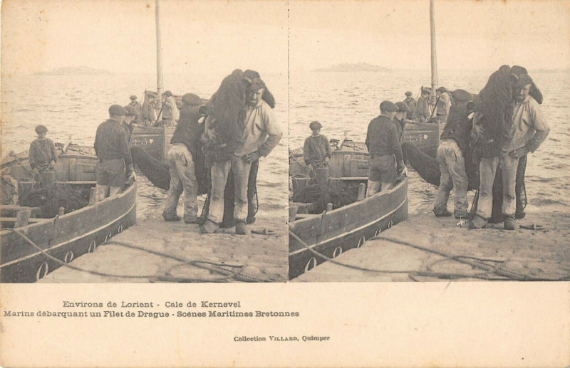 Carte postale ancienne Cale De Kernevel Marins Debarquant Un Filet De Drague Scenes Maritimes