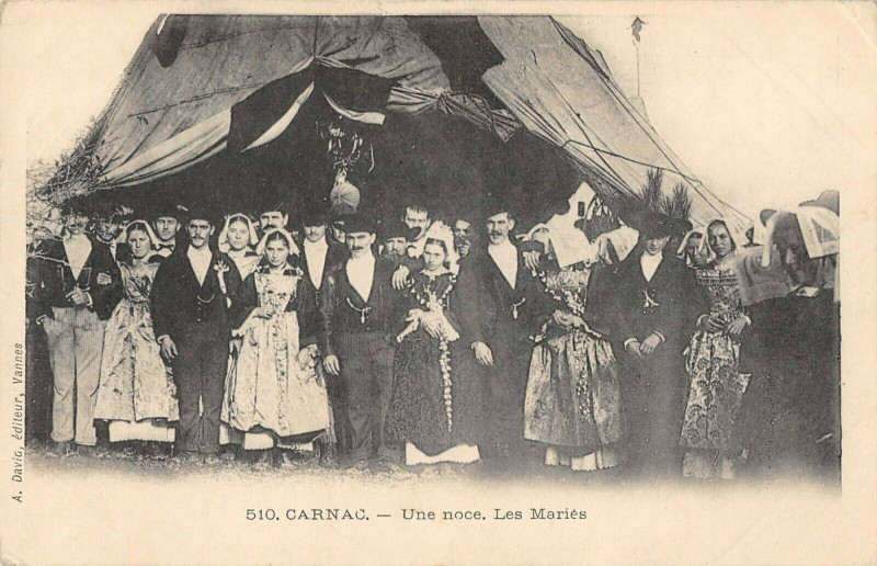 Carte postale ancienne Carnac Une Noce Les Maries à Carnac