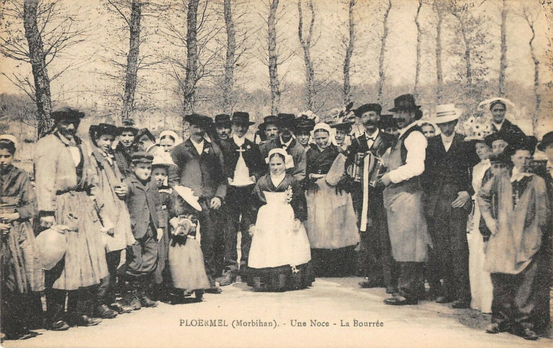 Carte postale ancienne Ploermel Une Noce La Bourree à Ploërmel