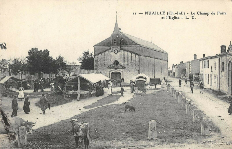 Carte postale ancienne Nuaille Le Champ De Foire Et Eglise