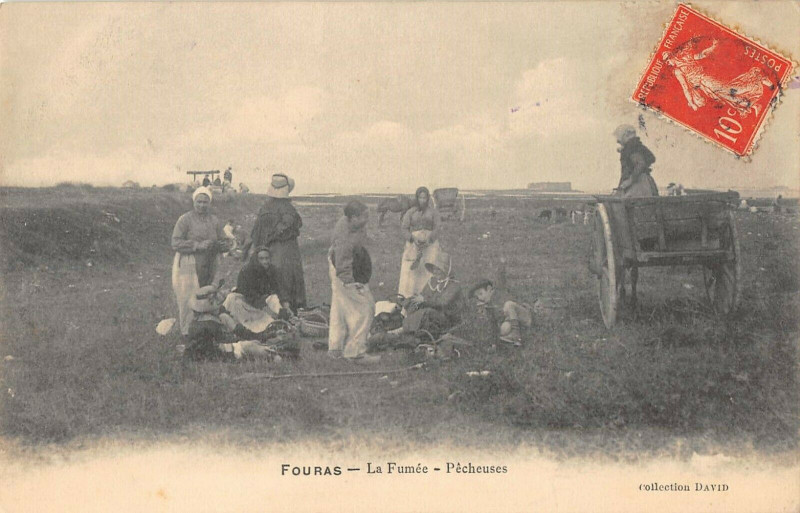 Carte postale ancienne Fouras La Fumee Pecheuses à Fouras