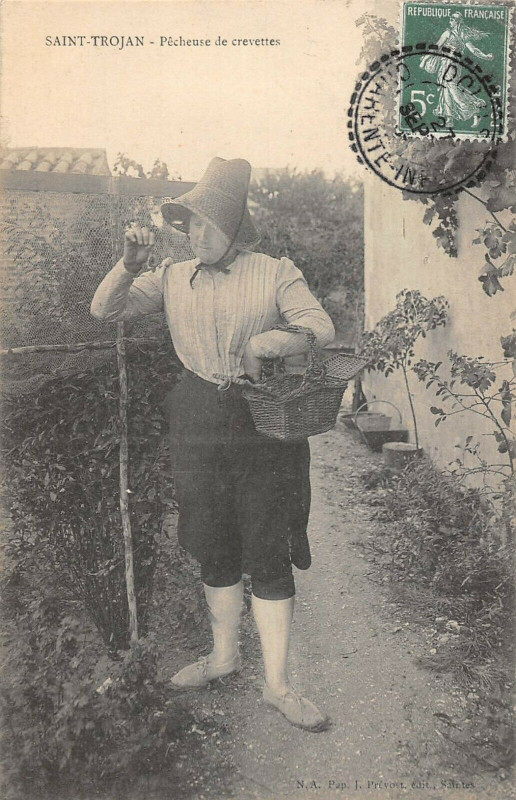 Carte postale ancienne Saint Trojan Pecheuse De Crevettes