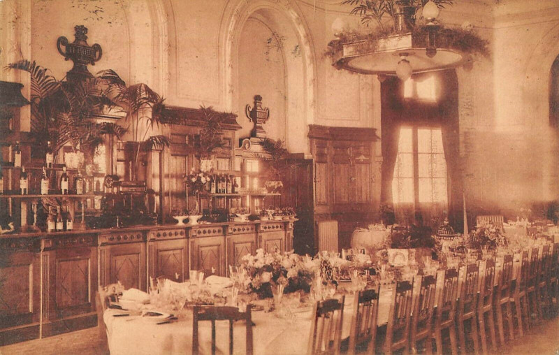 Carte postale ancienne Le Buffet De La Nouvelle Gare Est L'Etablissement Elegant De La Rochelle à La Rochelle
