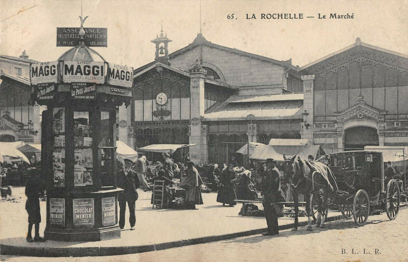 Carte postale ancienne La Rochelle Le Marche à La Rochelle