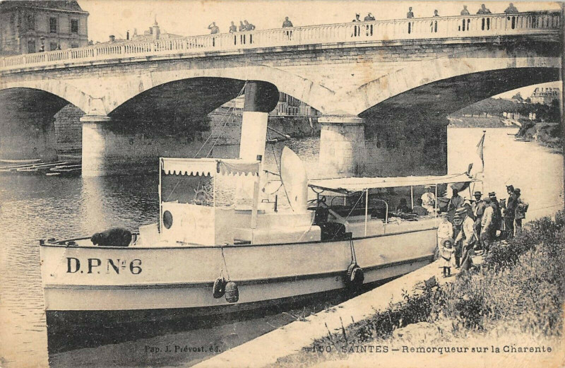 Carte postale ancienne Saintes Remorqueur Sur La Charente à Saintes