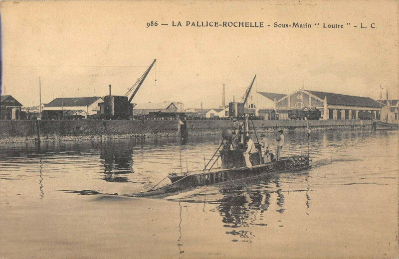 Carte postale ancienne La Pallice Rochelle Le Sous Marin Loutre