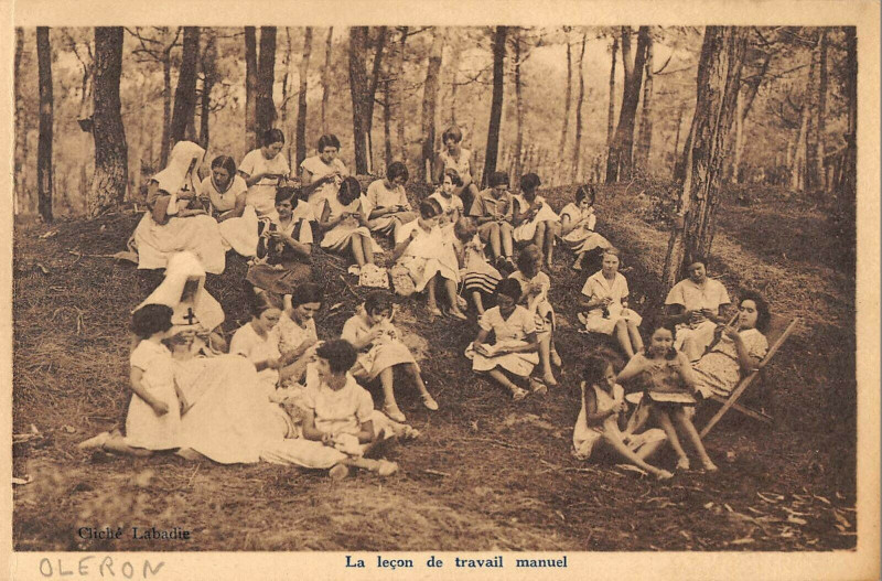 Carte postale ancienne Oleron La Lecon De Travail Manuel