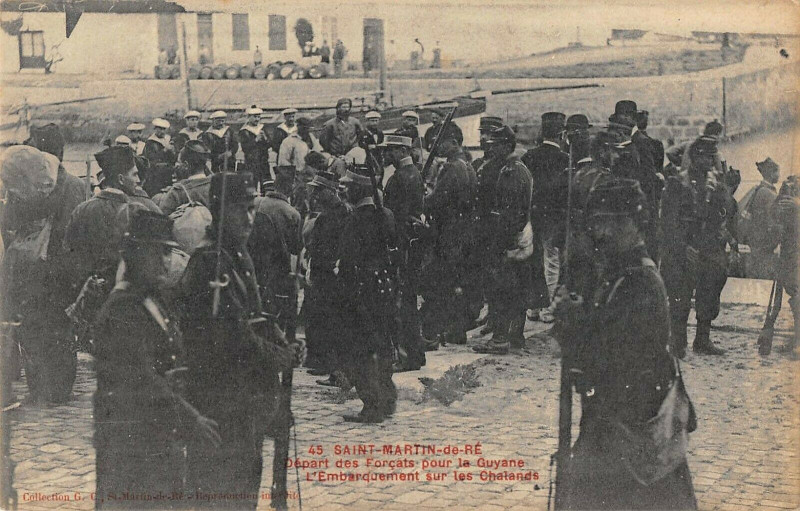 Carte postale ancienne Saint Martin De Re Depart Forcats Pour Guyane Embarquement Sur Chalands