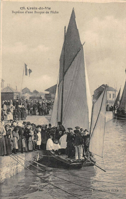 Carte postale ancienne Croix De Vie Bapteme D'Une Barque De Peche