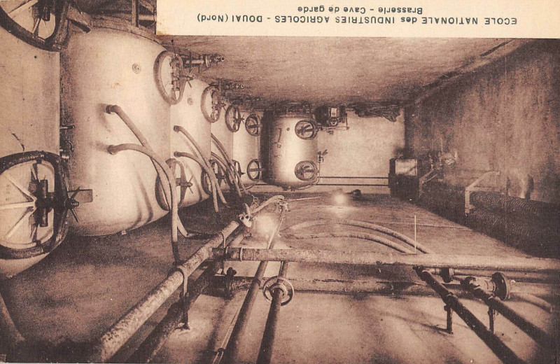 Carte postale ancienne Douai Ecole Des Industries Agricoles Brasserie Cave Des Gardes à Douai