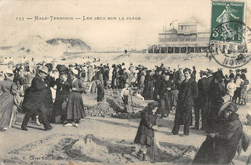 Carte postale ancienne Malo Terminus Les Jeux Sur La Plage