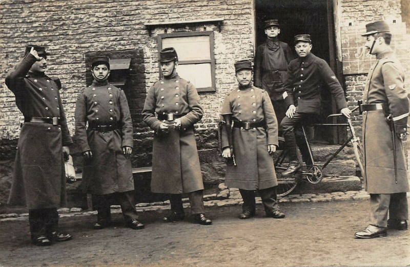 Carte postale ancienne Lille Carte Photo Militaire Situee A La Maison De Savoie à Lille