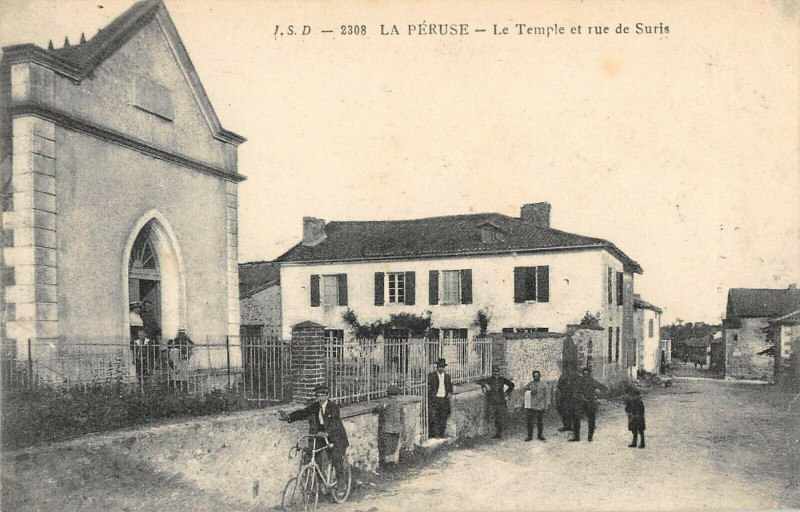 Carte postale ancienne La Peruse Le Temple Et Rue De Suris