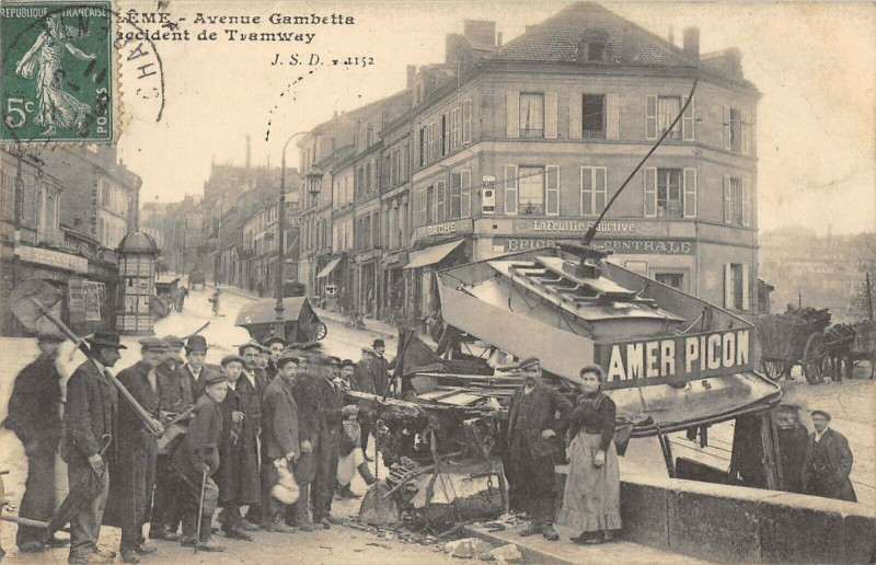 Carte postale ancienne Angouleme Accident Du Tramway Avenue Gambetta à Angoulême