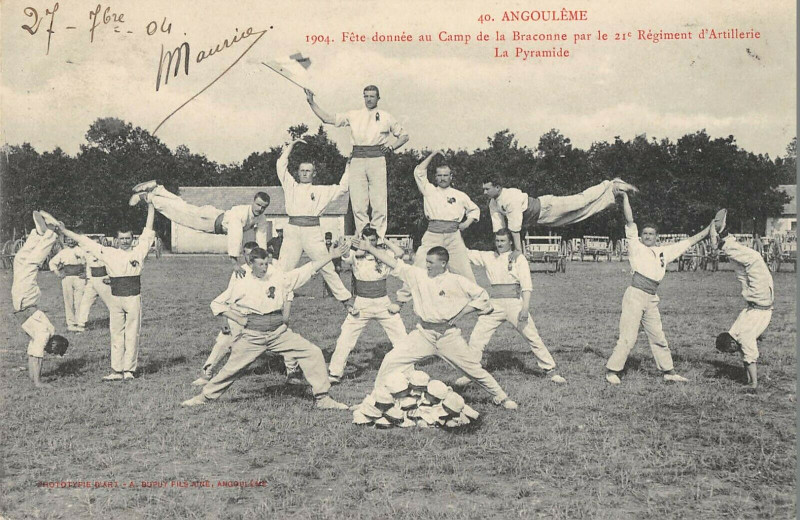 Carte postale ancienne Angouleme Fete Donnee Au Camp De La Braconne Par Le 21e Reg D'art Pyramid à Angoulême