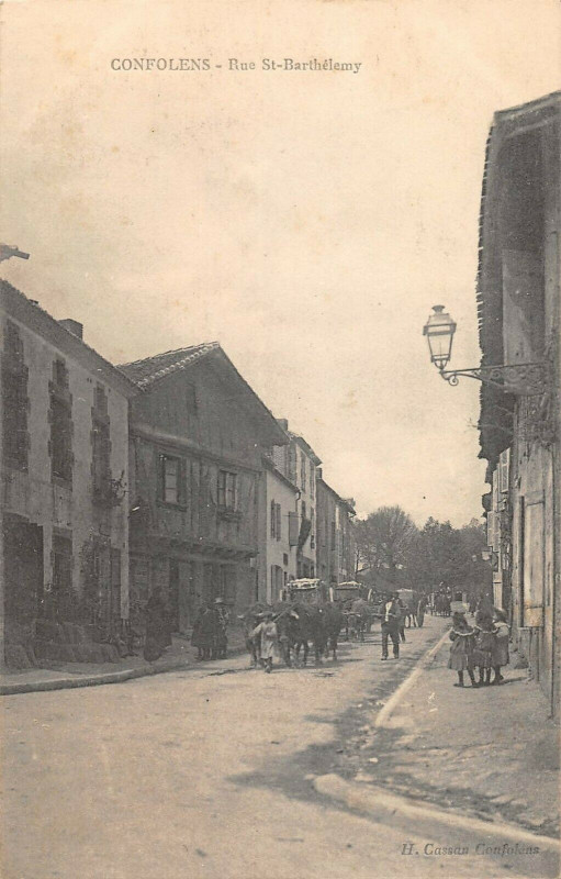 Carte postale ancienne Confolens Rue Saint Barthelemy à Confolens