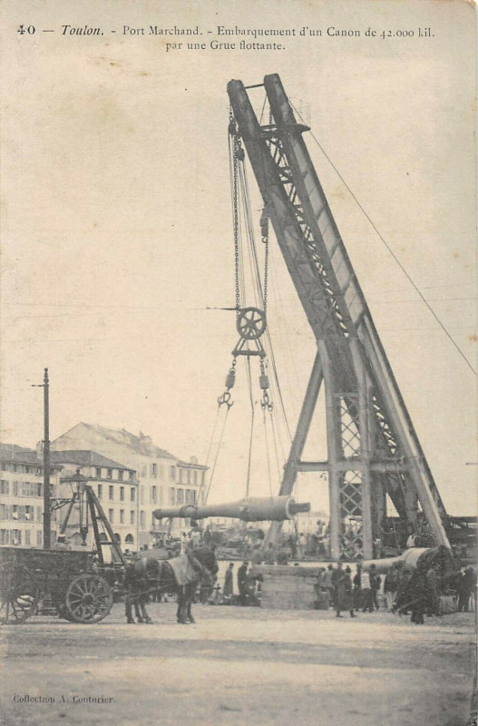 Carte postale ancienne Toulon Port Marchand Embarquement D'Un Canon Par Une Grue Flottante à Toulon