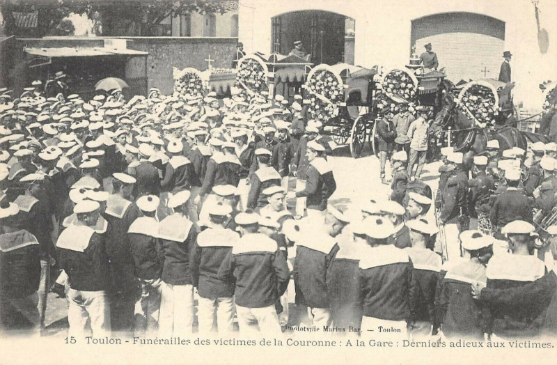 Carte postale ancienne Toulon Funerailles Des Victimes De La Couronne A La Gare Derniers Adieux à Toulon