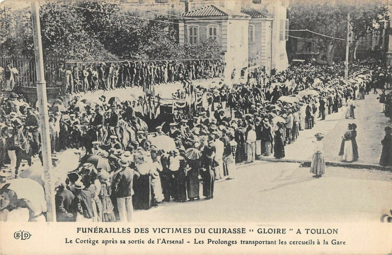 Carte postale ancienne Toulon Funerailles Victimes Du Gloire Le Cortege Apres Sa Sortie Arsenal à Toulon